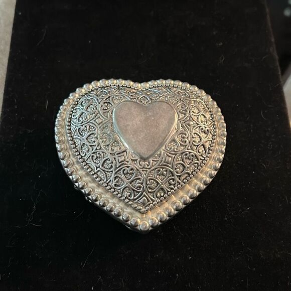 Vintage Heritage Mint Ltd. Heart Shaped Red Velvet Lined Trinket Box - Picture 1 of 6